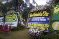 Puluhan karangan bunga...