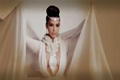 Kardashian pamer perut
