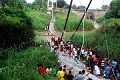 Jembatan gantung putus,...