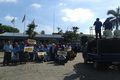 Tuntut uang lembur,...