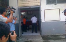 Dengan ambulans ormas...
