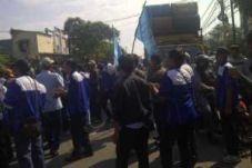 Ratusan karyawan PT....