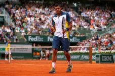 Tsonga tendang Federer...