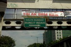 Spanduk PKS masih terpasang...