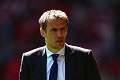 Phil Neville gantung...
