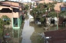 Sungai Deli meluap,...