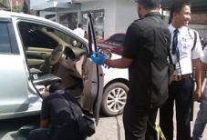 Mobil nasabah bank dibobol,...