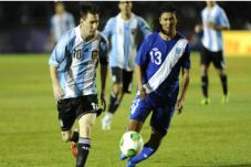 Hattrick Messi bawa...