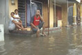 Tanggul jebol, warga...