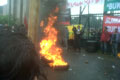 Demonstran bakar ban...