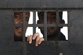 Tuntut akhiri isolasi,...