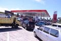 Mobil mewah ikut antre...