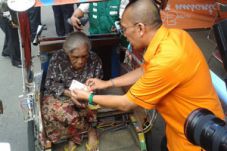Lansia di Bandung serbu...