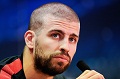 Hadapi Italia, Pique...