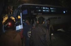 Adu balap, bus tabrak...
