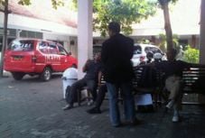 Dikeroyok bikers, karyawan...
