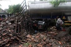 Diduga sopir mengantuk,...