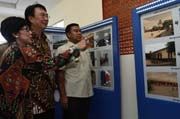 Astra serahkan 10 gedung...