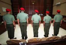 Sidang Cebongan, menembak...