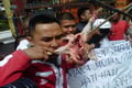 Protes, pedagang gigit...