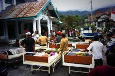 Korban gempa Aceh terus...