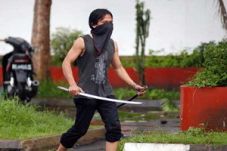 Ratusan ninja berparang...