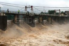Jakarta mendung, Bendung...