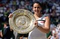 Bartoli angkat trofi...