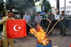 Kejari Garut bakar ratusan...