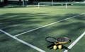 Atlet muda minta tenis...