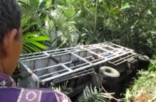 Truk bermuatan 12 motor...