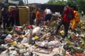 Truk sampah terbalik,...