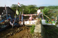 Banjir bandang, ratusan...