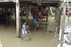 Sungai meluap, ratusan...