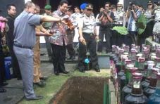 Ribuan botol miras di...