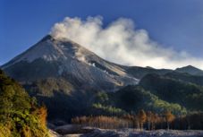 Terjadi erupsi di Gunung...