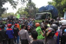 Solidaritas buruh MFI...