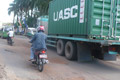 Dilintasi truk kontainer,...