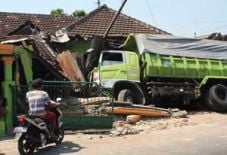 Truk seruduk rumah Kanit...