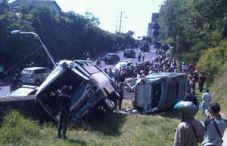 Bus kecelakaan karambol...