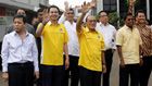 Golkar lepas ribuan...