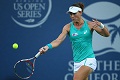 Lawan Azarenka, Stosur...