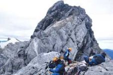 Pesona Gunung Carstenz...