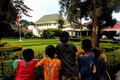 Warga Jakarta menanti...