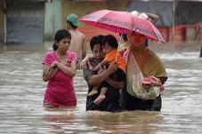 Banjir, 400 warga rayakan...