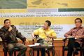 Tantowi nyanyi di open...