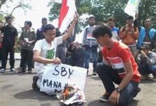 Kecam pembantaian, mahasiswa...