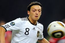 Ozil sambut pinangan...