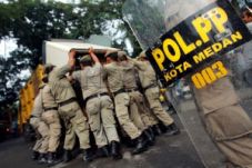 Lepas dari teror Satpol...