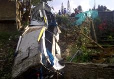 Evakuasi bus Giri Indah,...